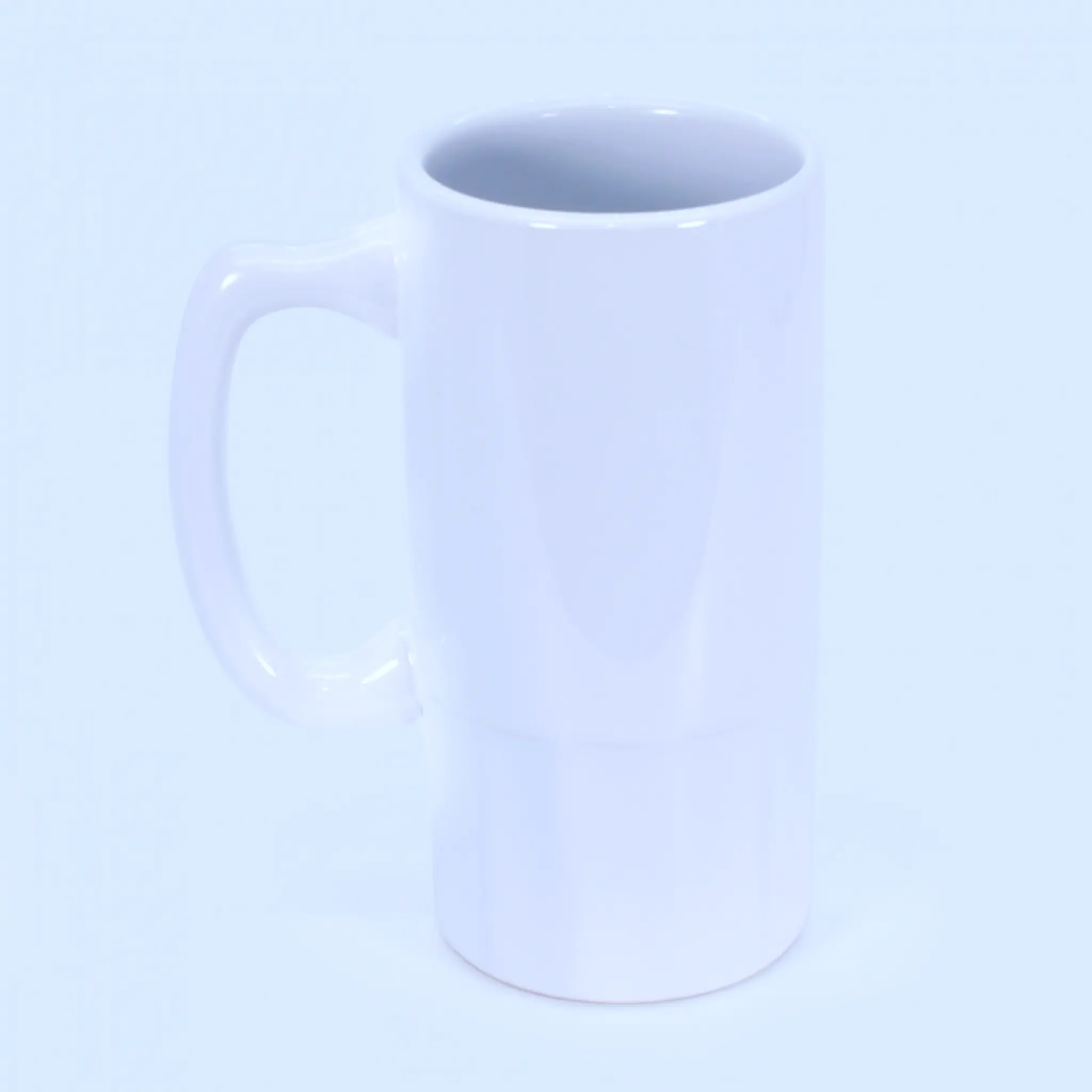 Vaso shopero de cerámica blanca personalizado, vista frontal sin gráficos.