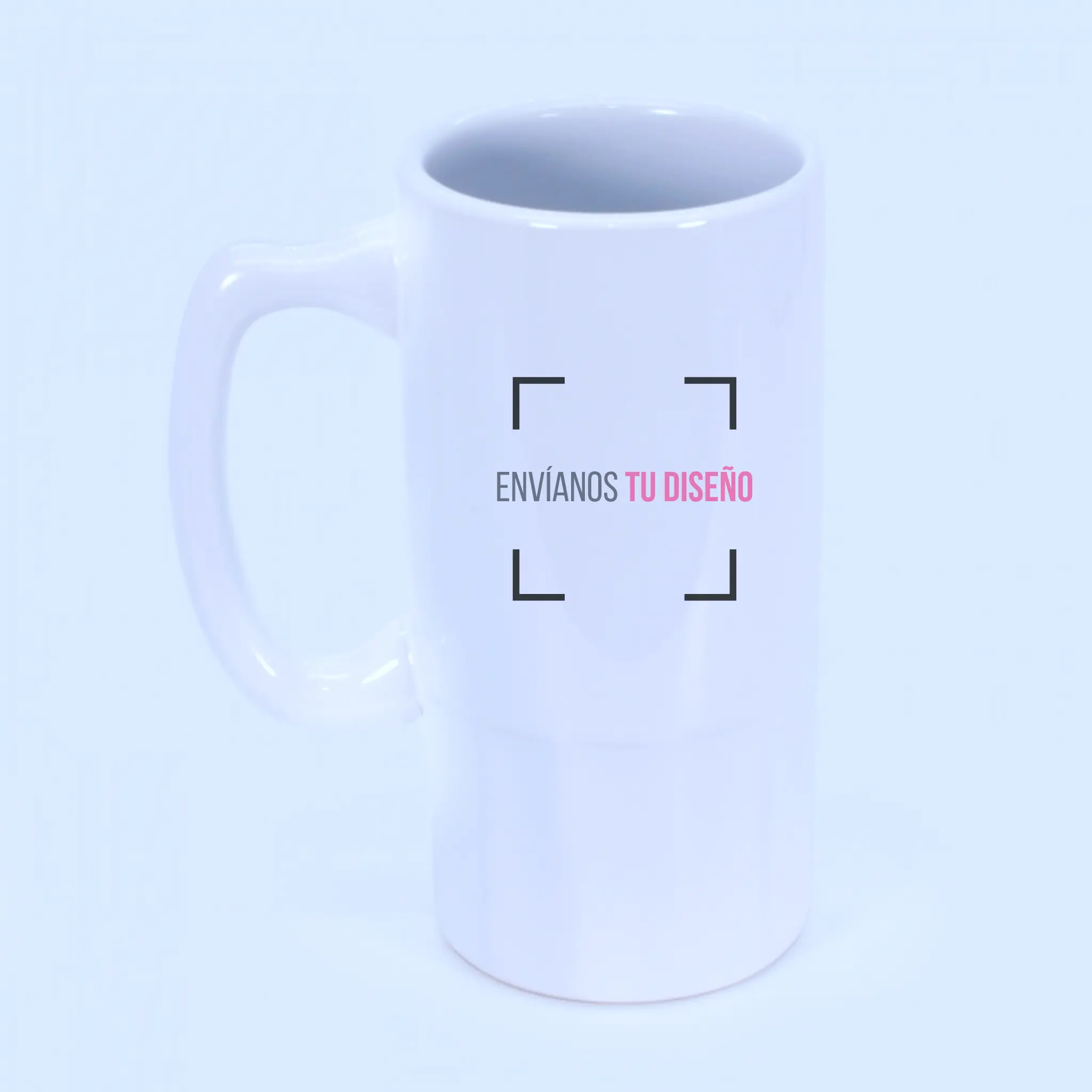Vaso shopero de cerámica blanca personalizado con la frase gráfica “envíanos tu diseño”.