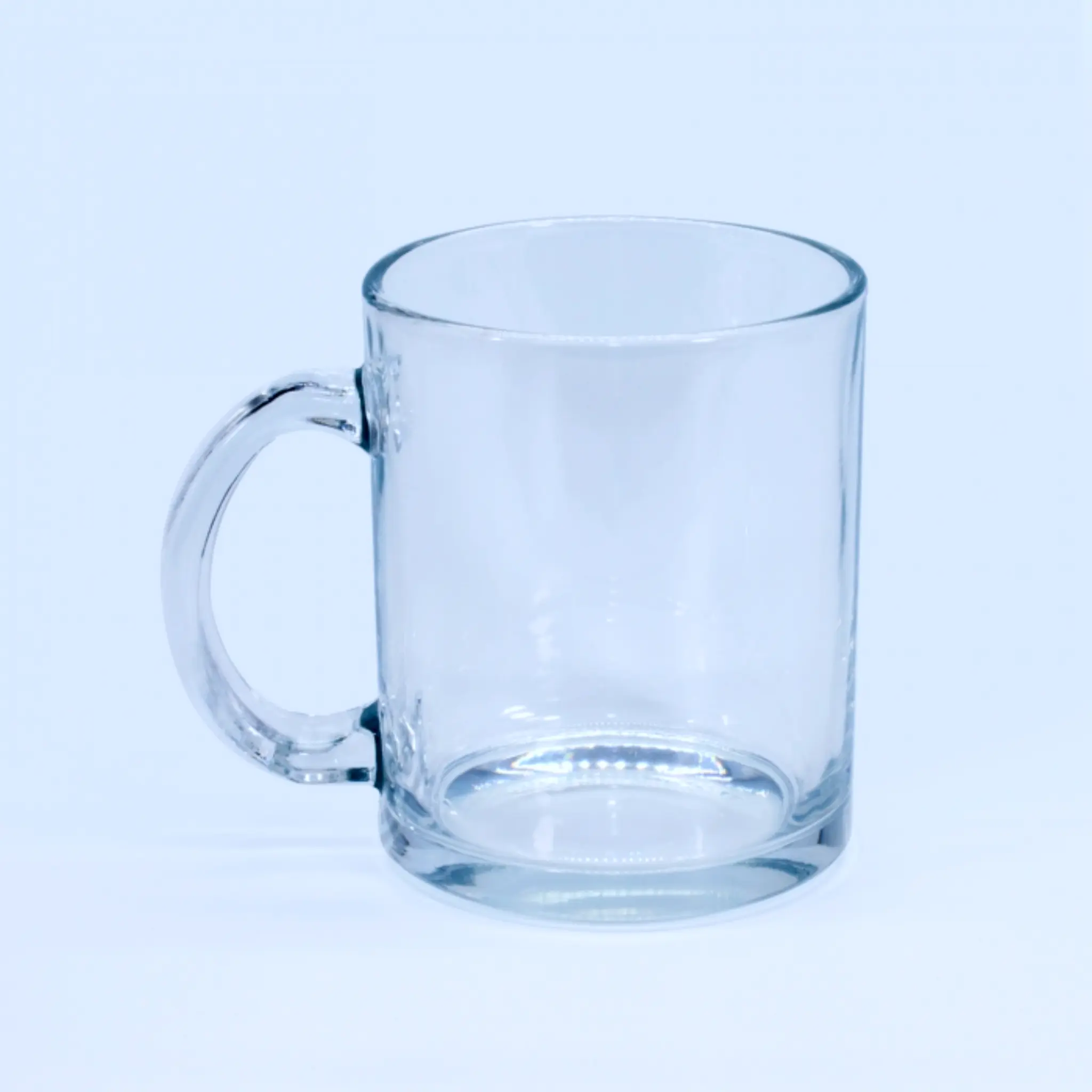 Taza de vidrio transparente personalizada sin diseño visible, vista frontal limpia.
