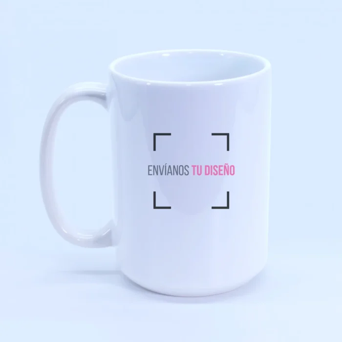 Taza grande personalizada de 15 oz en color blanco con el texto “envíanos el diseño” al frente.