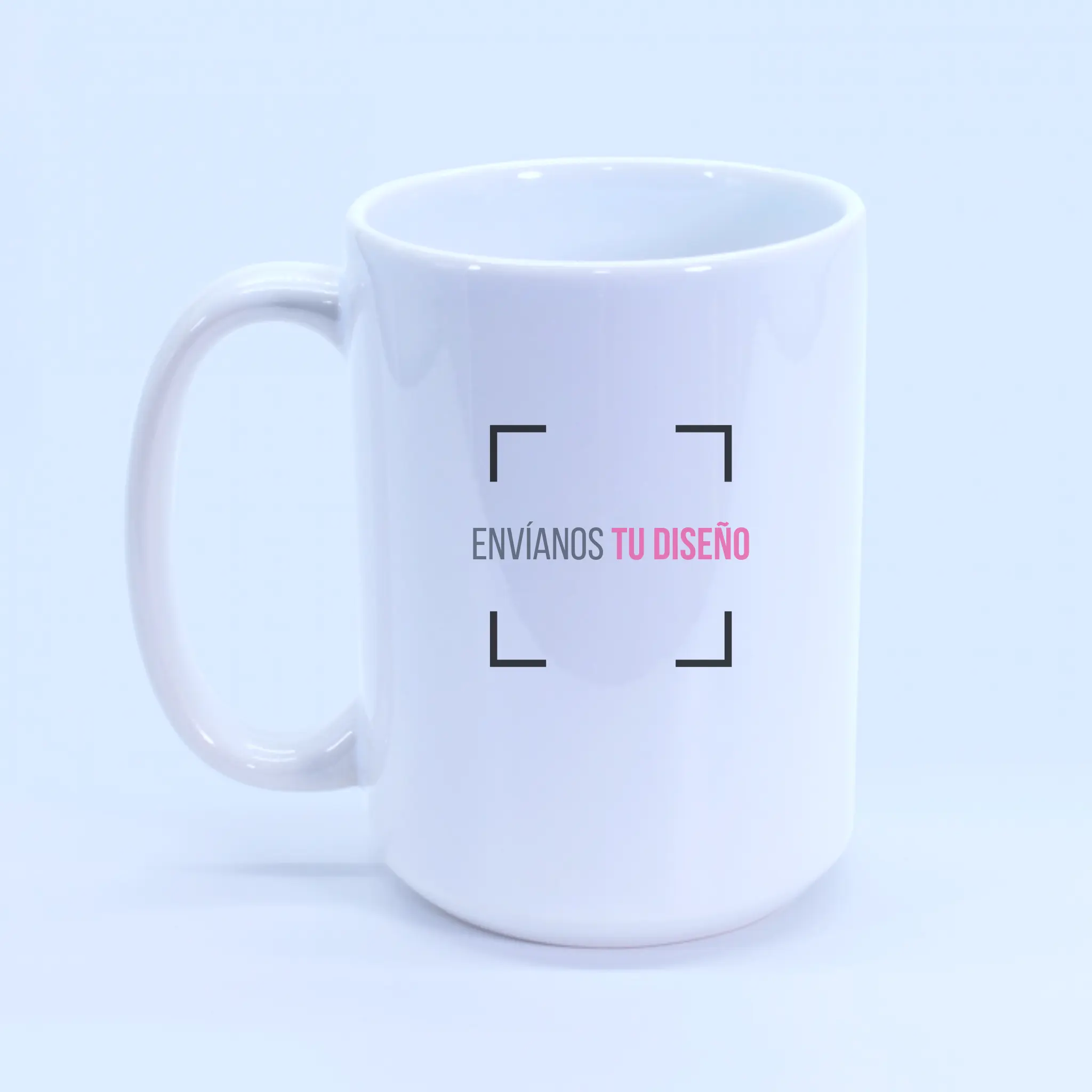 Taza grande personalizada de 15 oz en color blanco con el texto “envíanos el diseño” al frente.