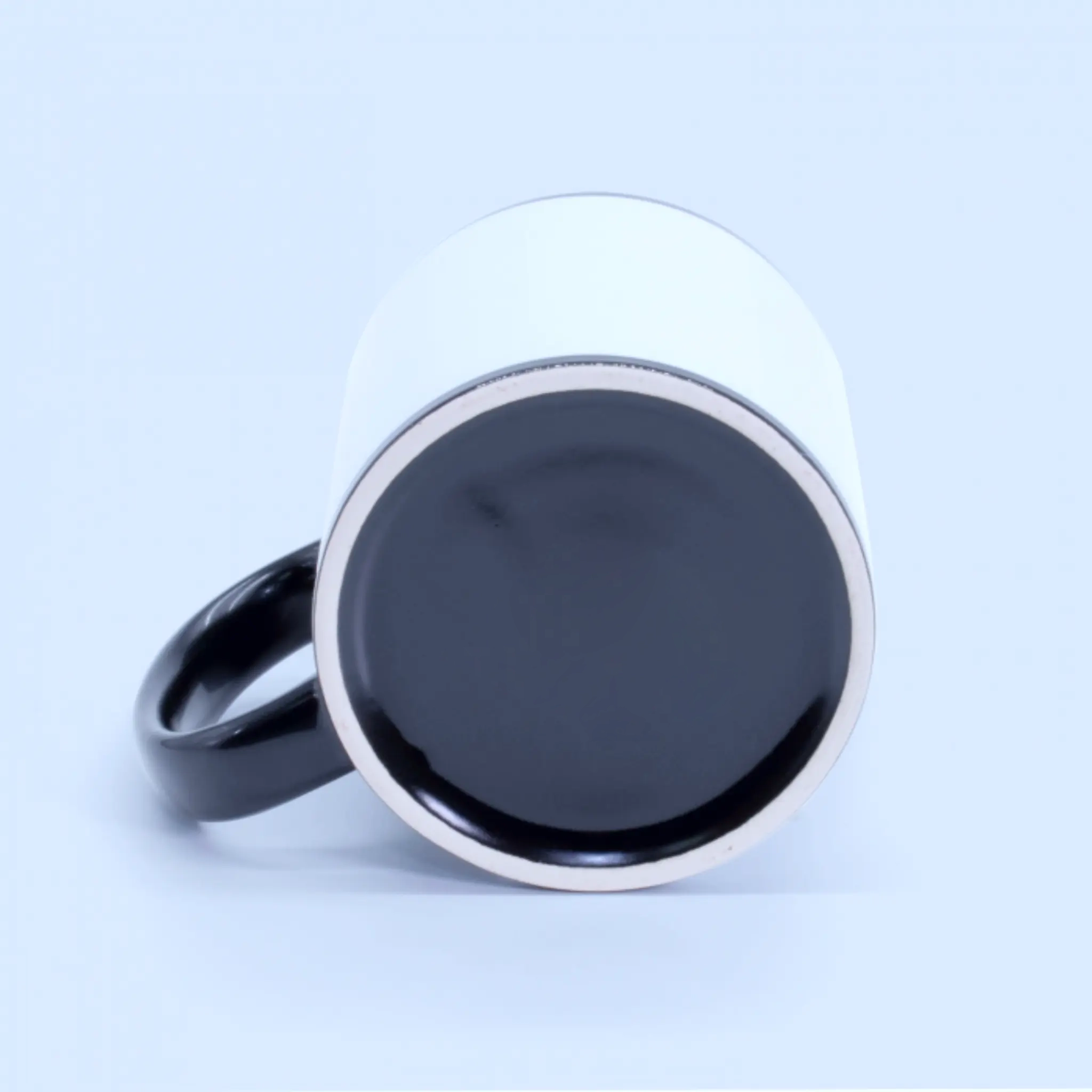 Base de taza negra personalizada en cerámica, vista inferior del producto.