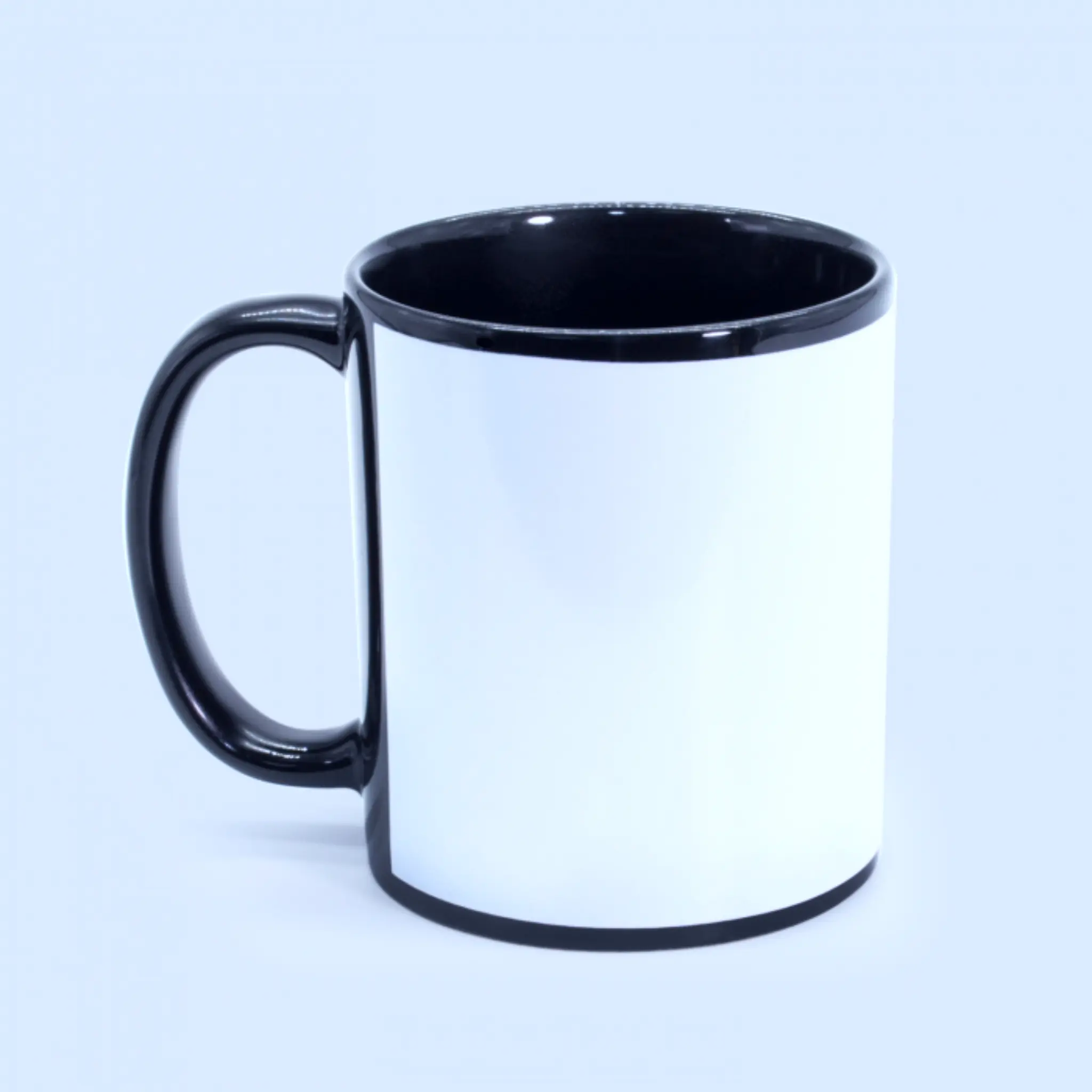Taza negra personalizada en cerámica con zona blanca para sublimación frontal.