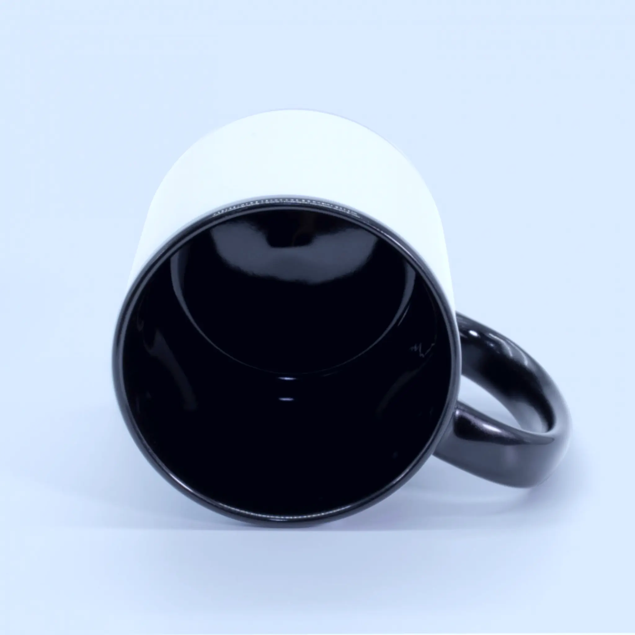 Interior de taza negra personalizada en cerámica de 11 oz, vista superior.