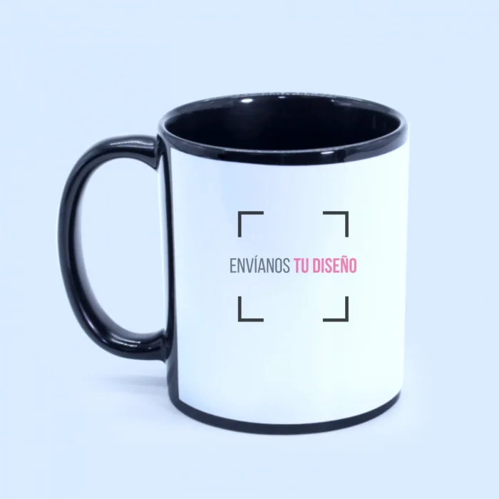Taza negra personalizada con parche blanco al centro y frase “envíanos el diseño”, ideal para imprimir tu imagen o logo.