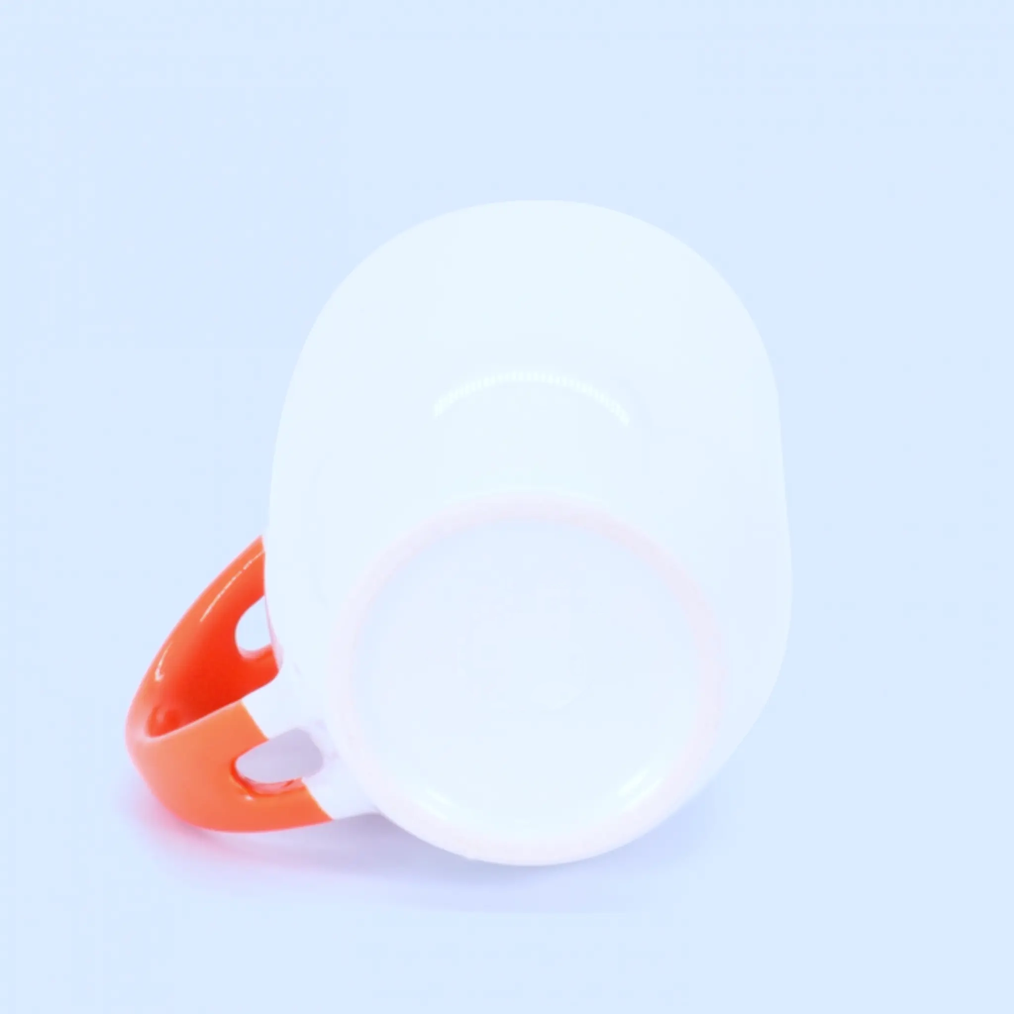 Detalle de la base del tazón con cuchara naranjo personalizado.