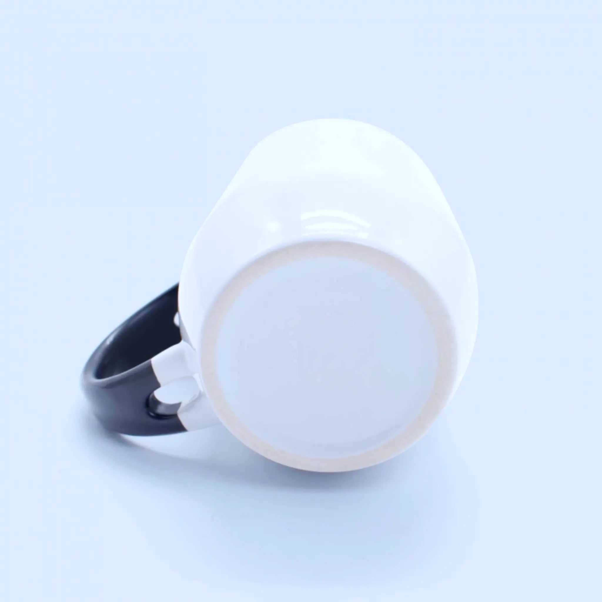 Base de cerámica del tazón con cuchara negro personalizado.