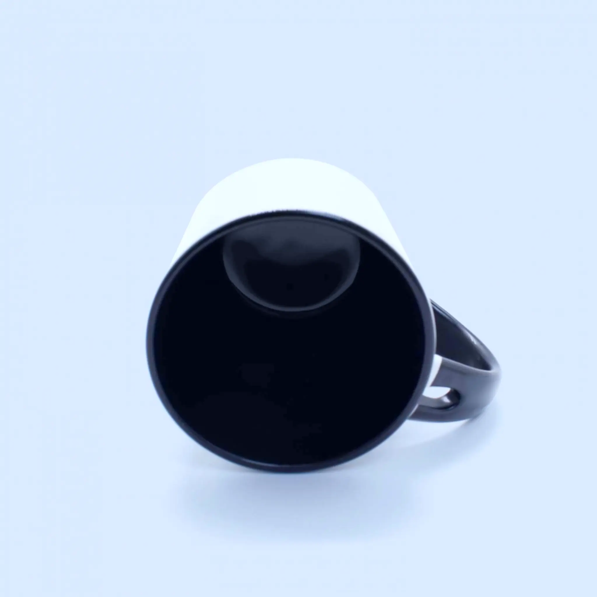 Interior negro del tazón con cuchara personalizado.