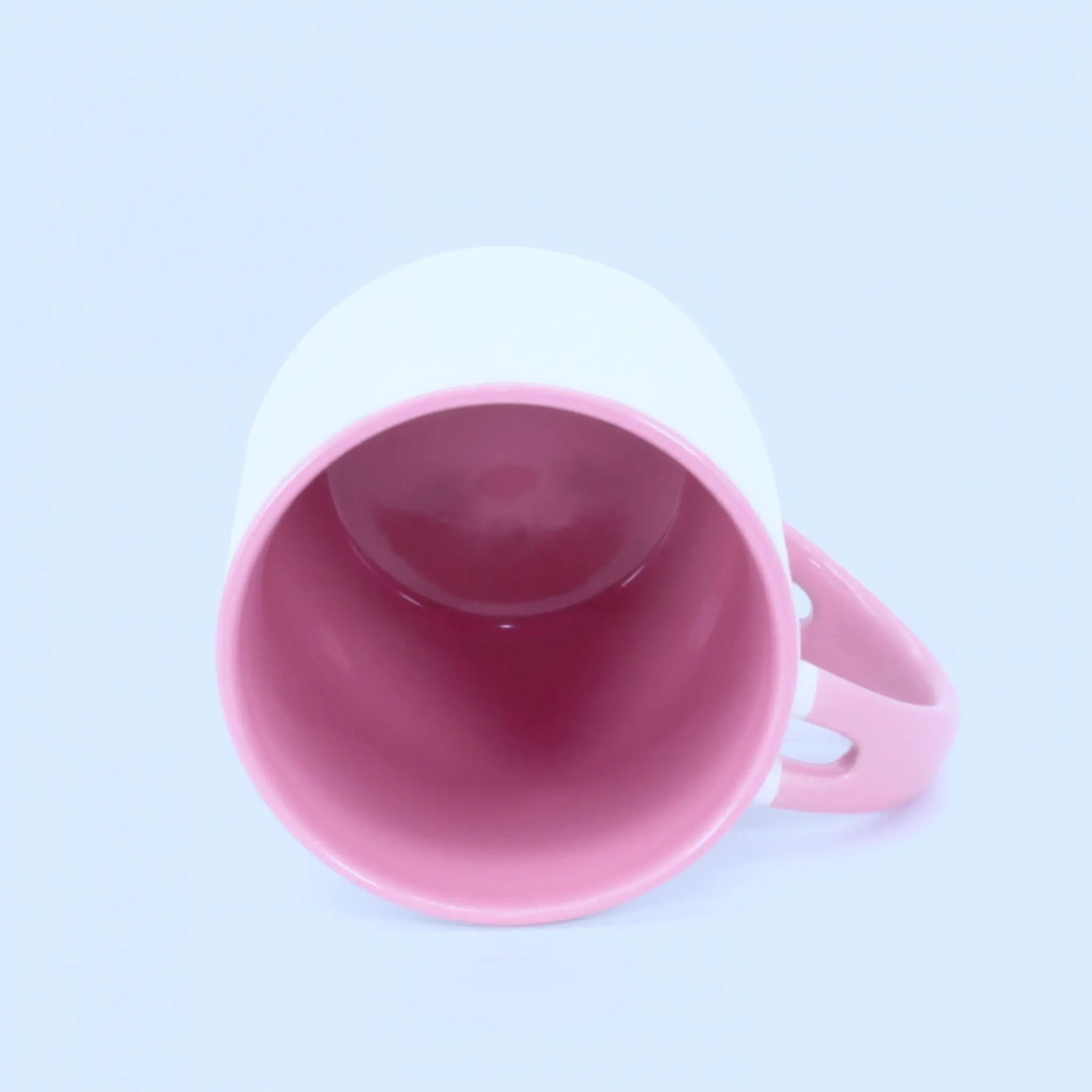 Interior rosado del tazón con cuchara personalizado.