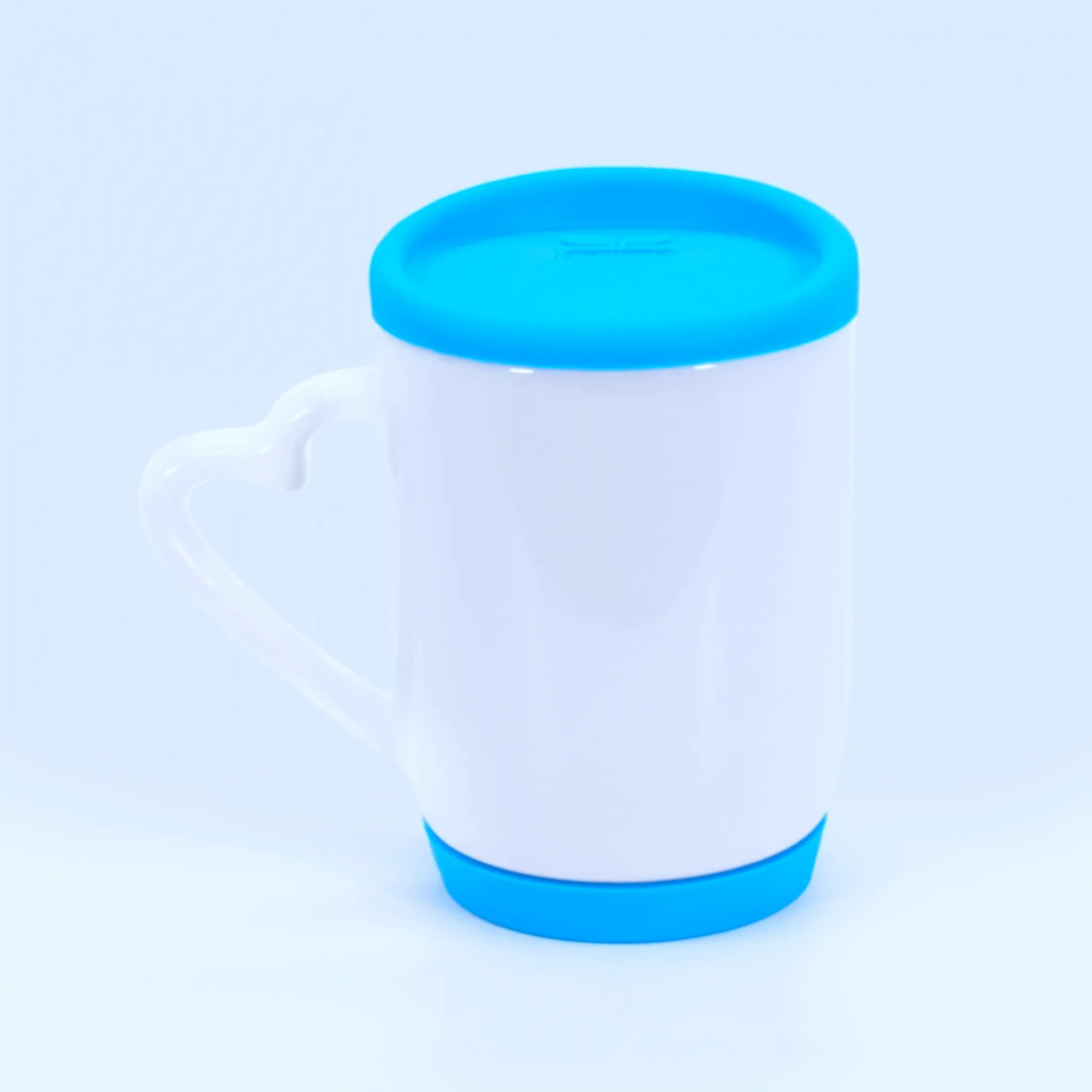 Tazón con tapa celeste sin texto, imagen limpia para personalización.