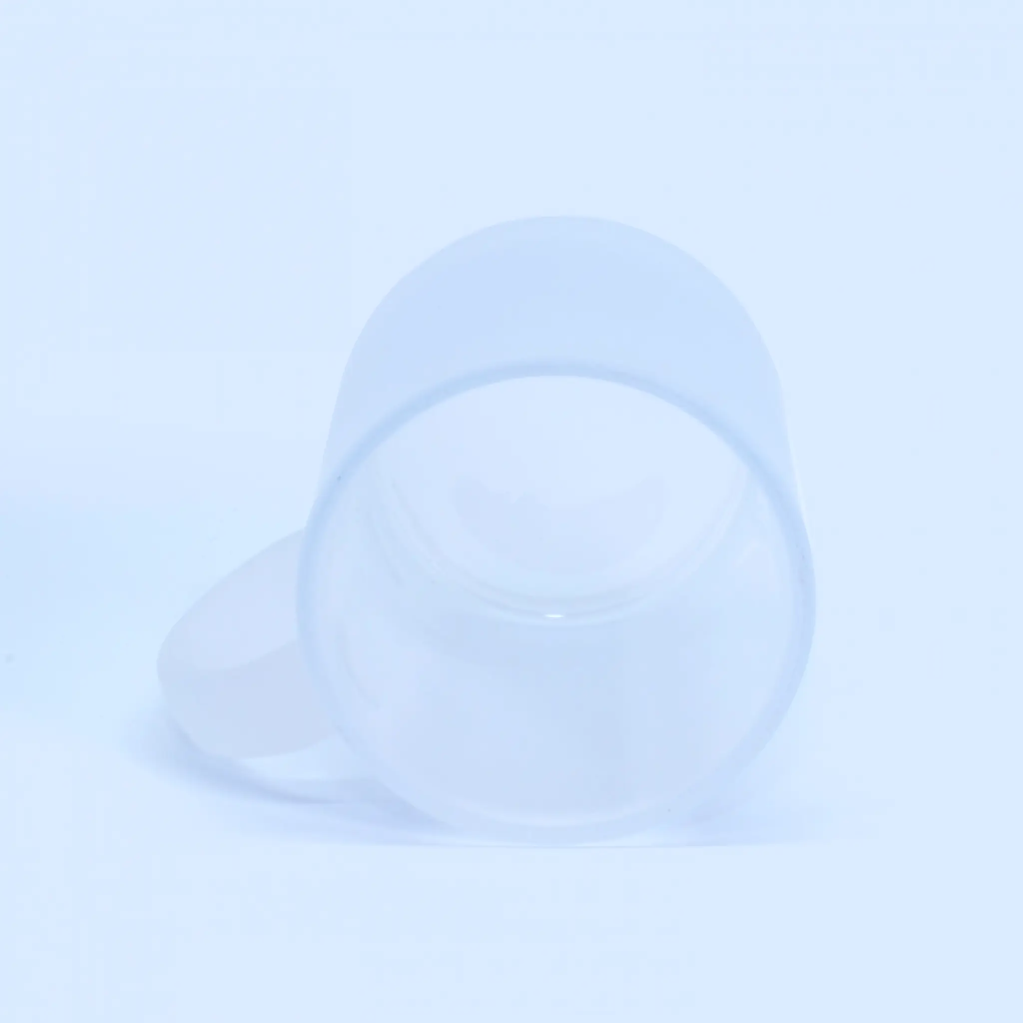 Vista superior del tazón empavonado personalizado, interior de vidrio translúcido.