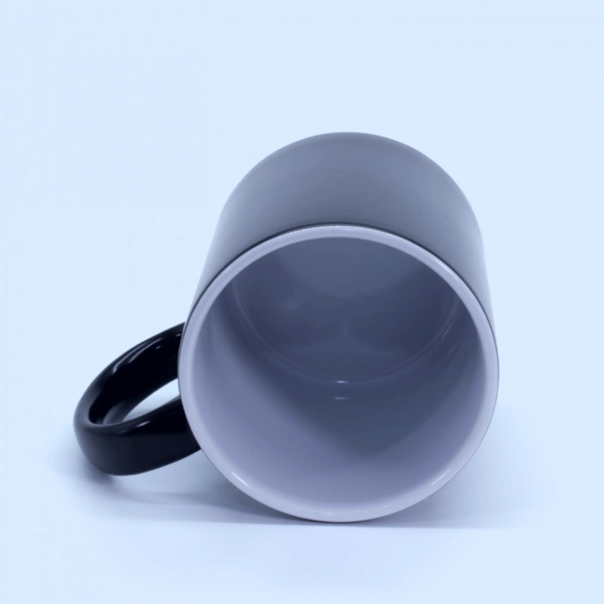 Interior blanco del tazón mágico de 11 oz en contraste con el exterior negro.