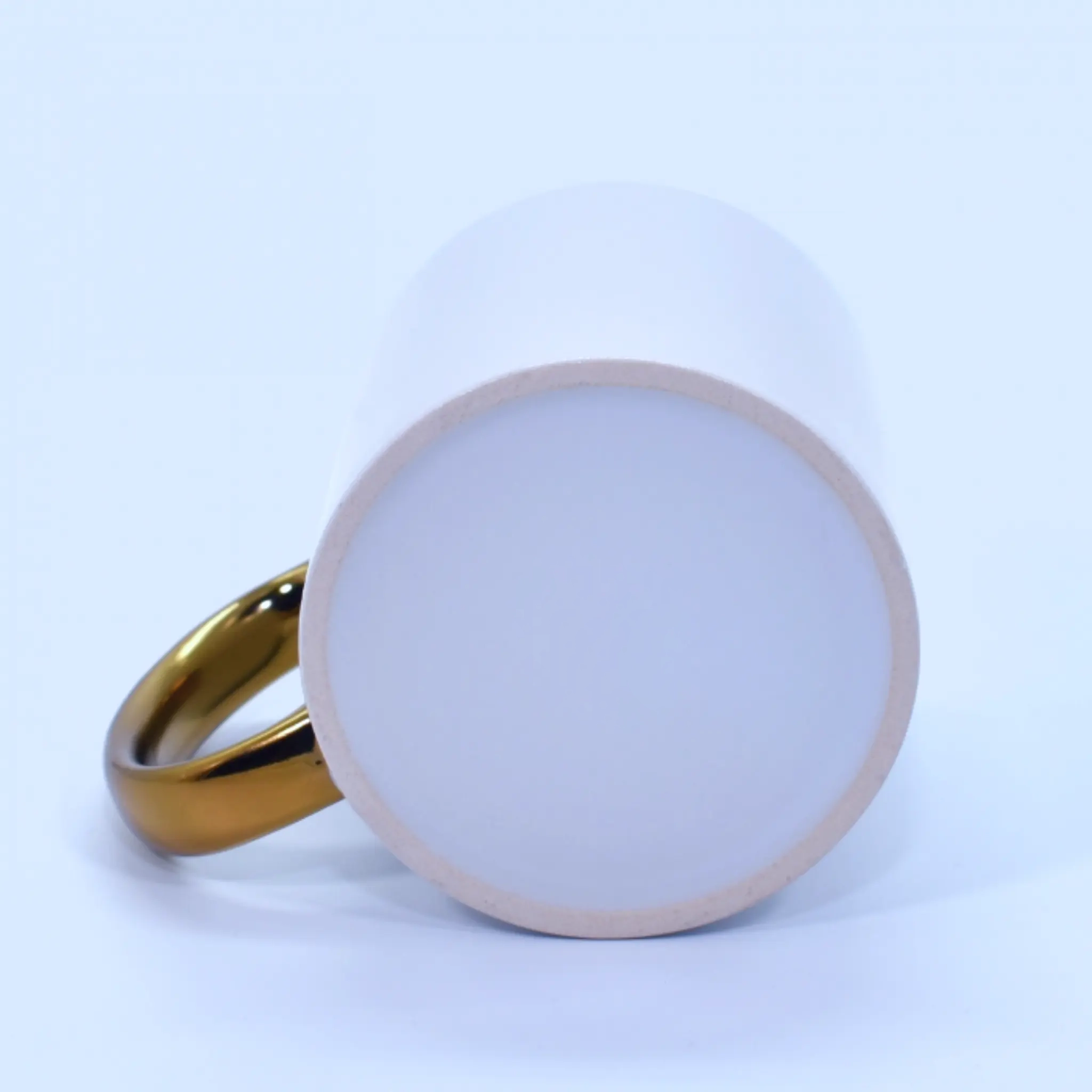 Base del tazón mango metálico dorado personalizado, detalle en cerámica blanca.