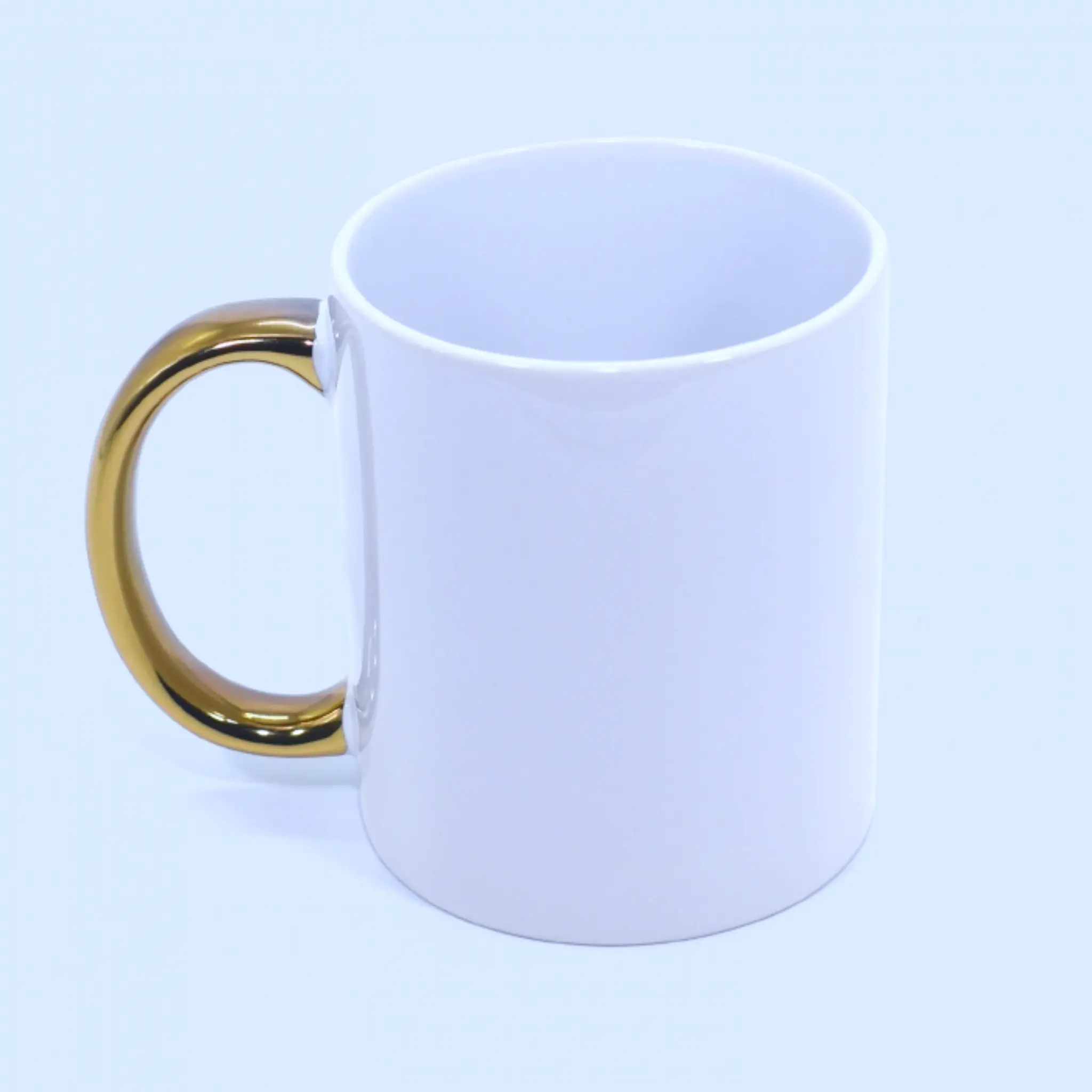 Tazón mango metálico dorado personalizado en cerámica blanca sin diseño sobrepuesto.