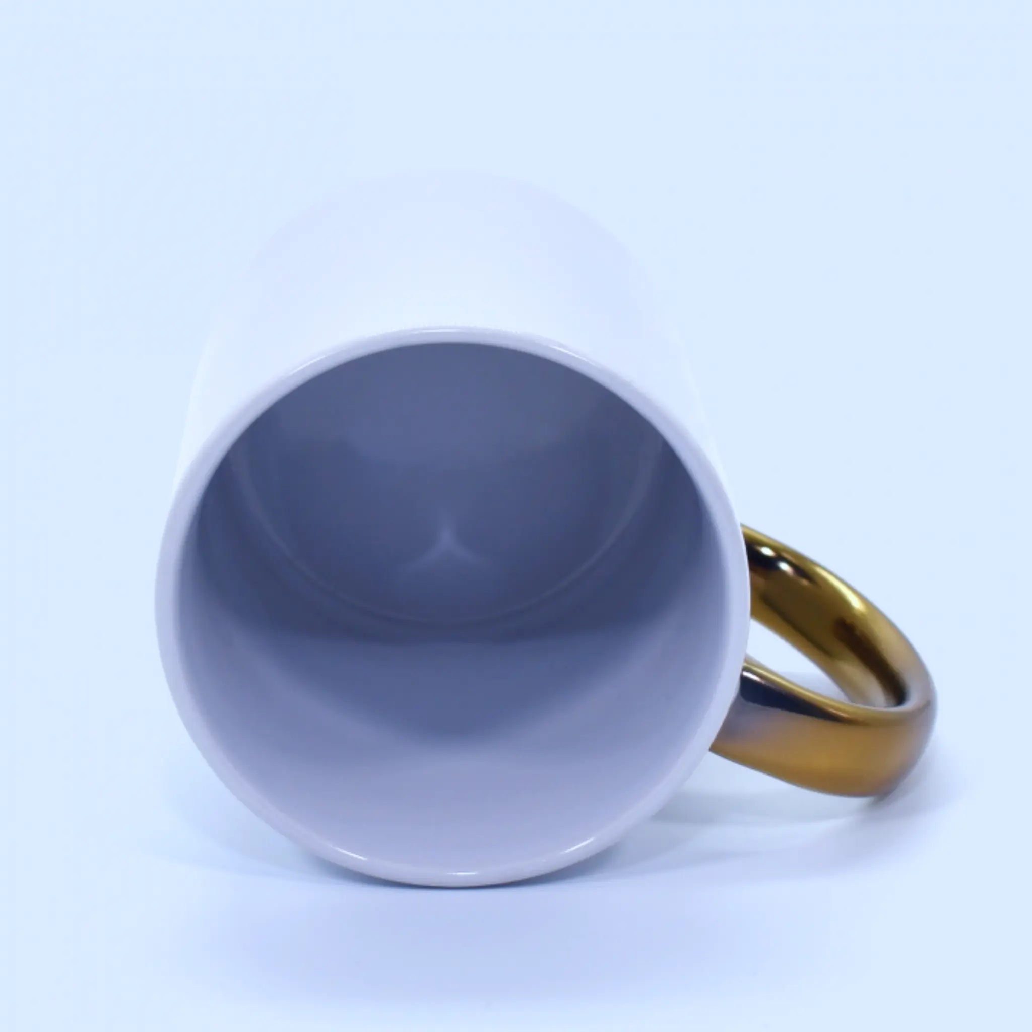 Interior del tazón mango metálico dorado personalizado, acabado cerámico blanco.