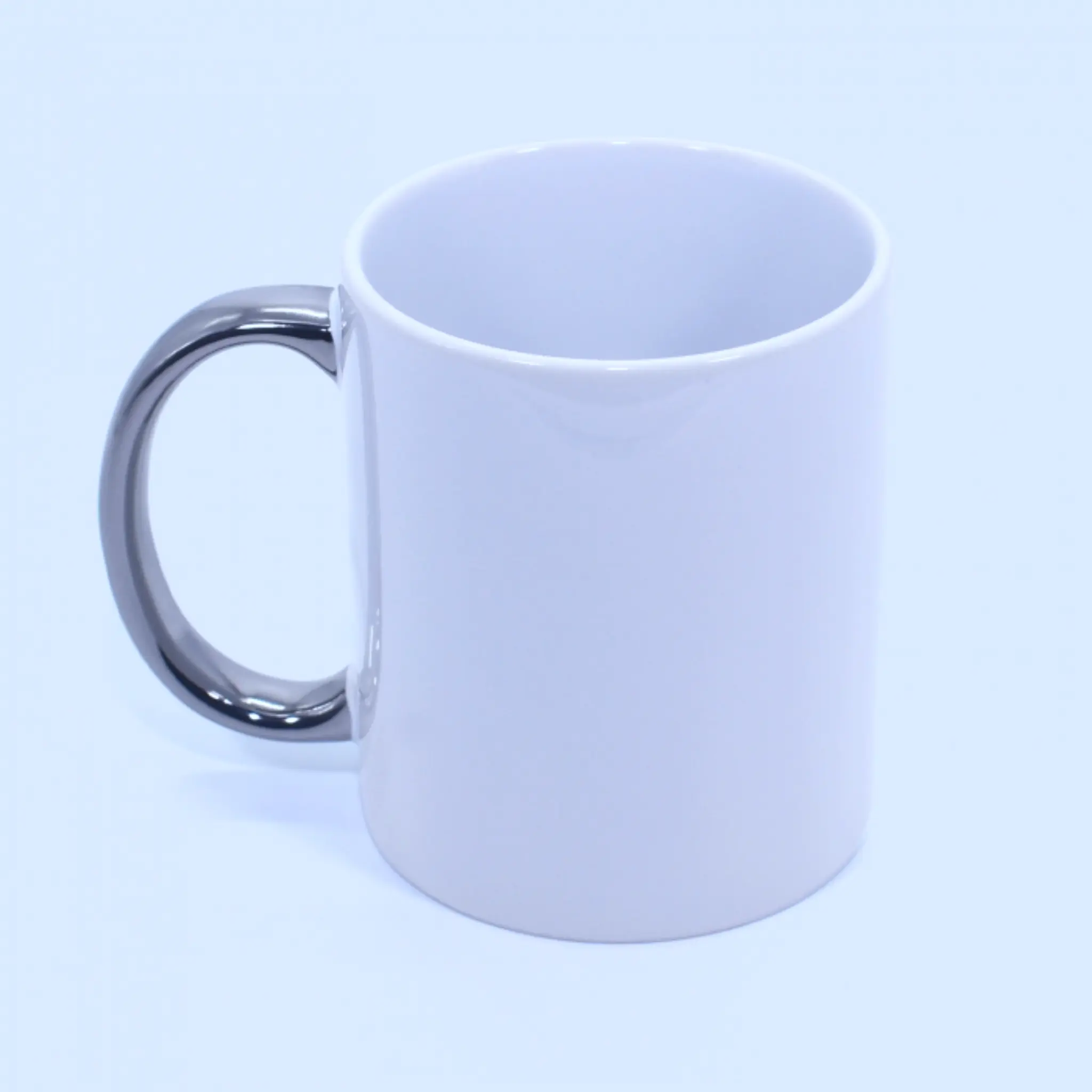 Tazón mango metálico plateado personalizado en vista frontal sin diseño.