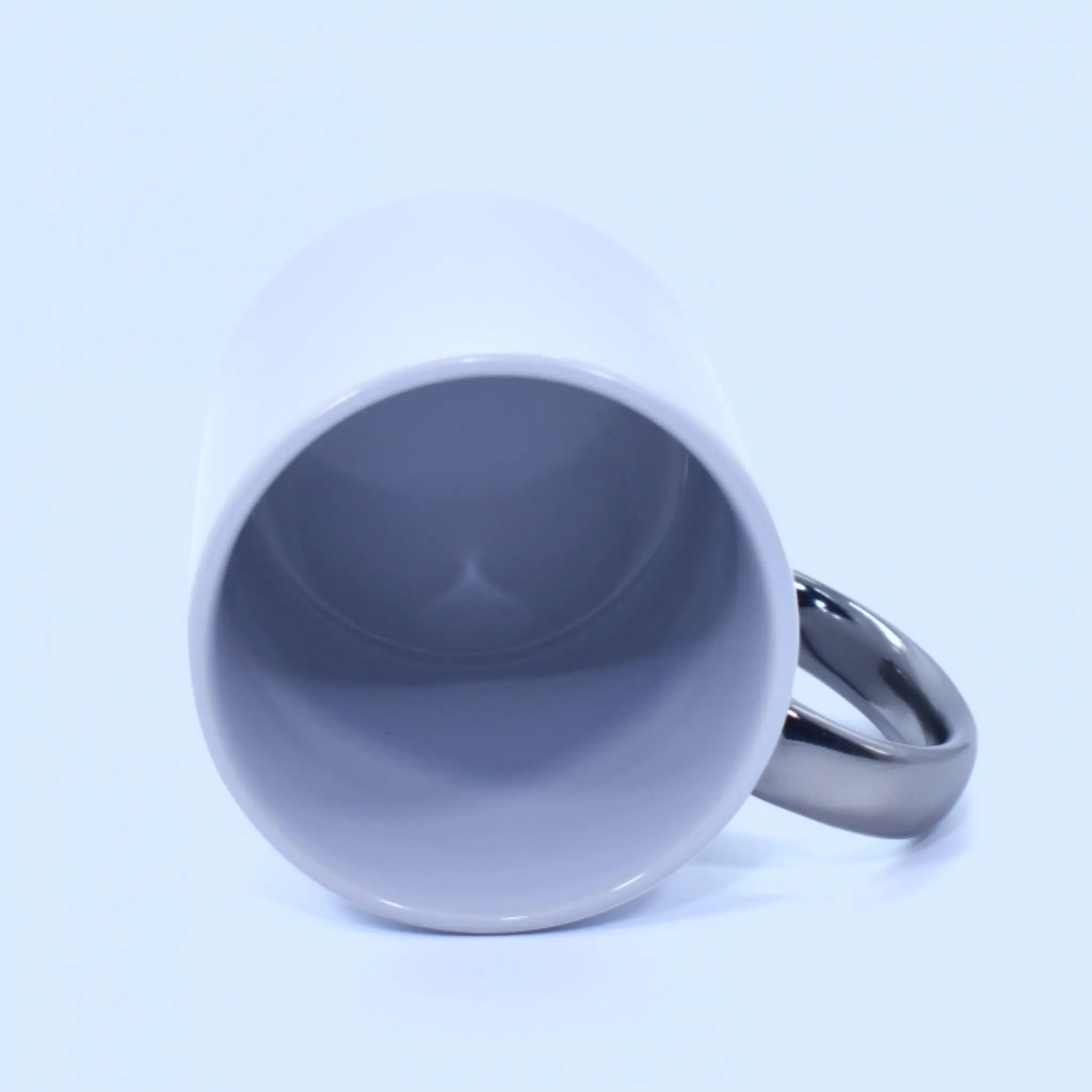 Interior blanco del tazón mango metálico plateado personalizado.