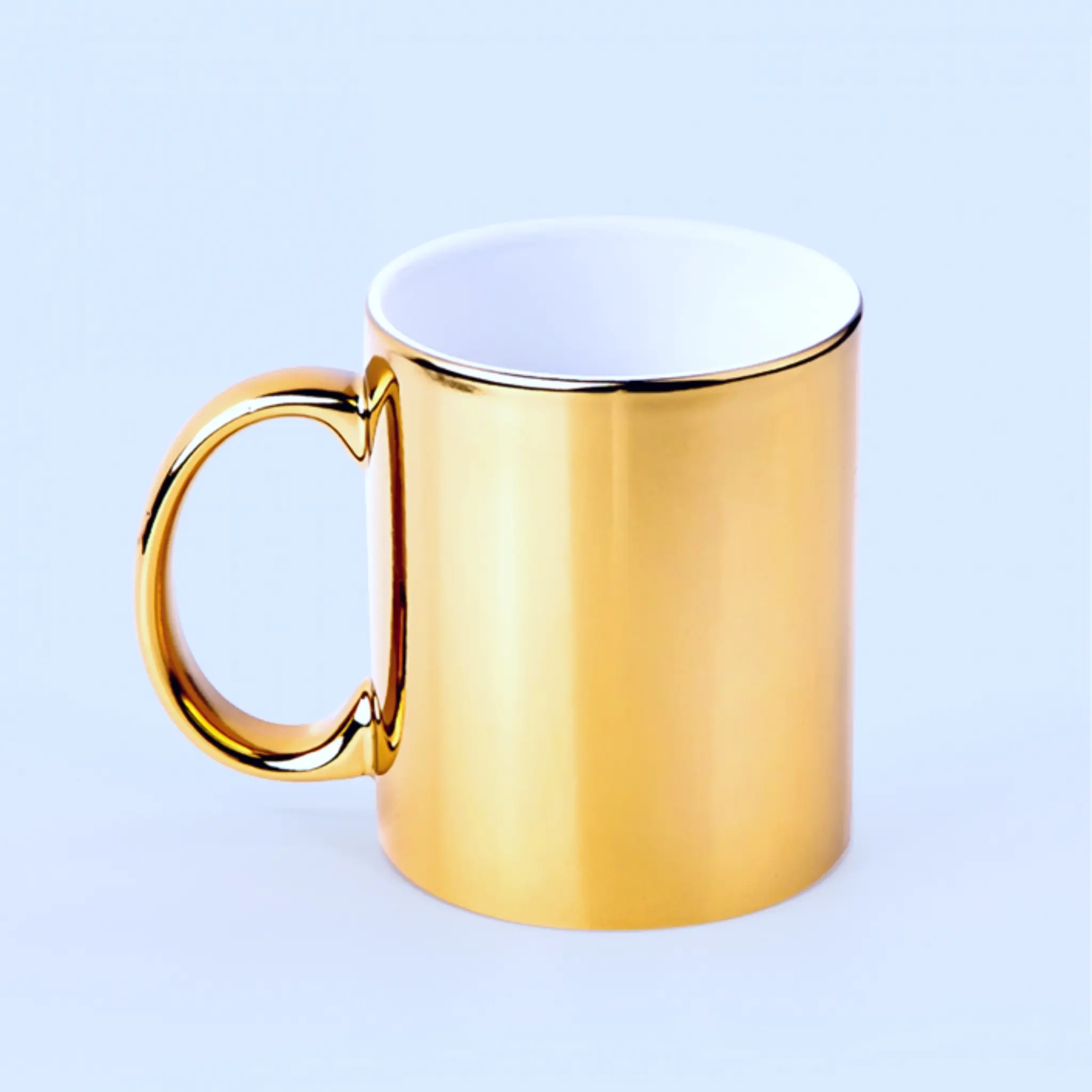 Tazón metálico dorado personalizado en cerámica brillante, sin texto sobrepuesto. Vista limpia frontal.