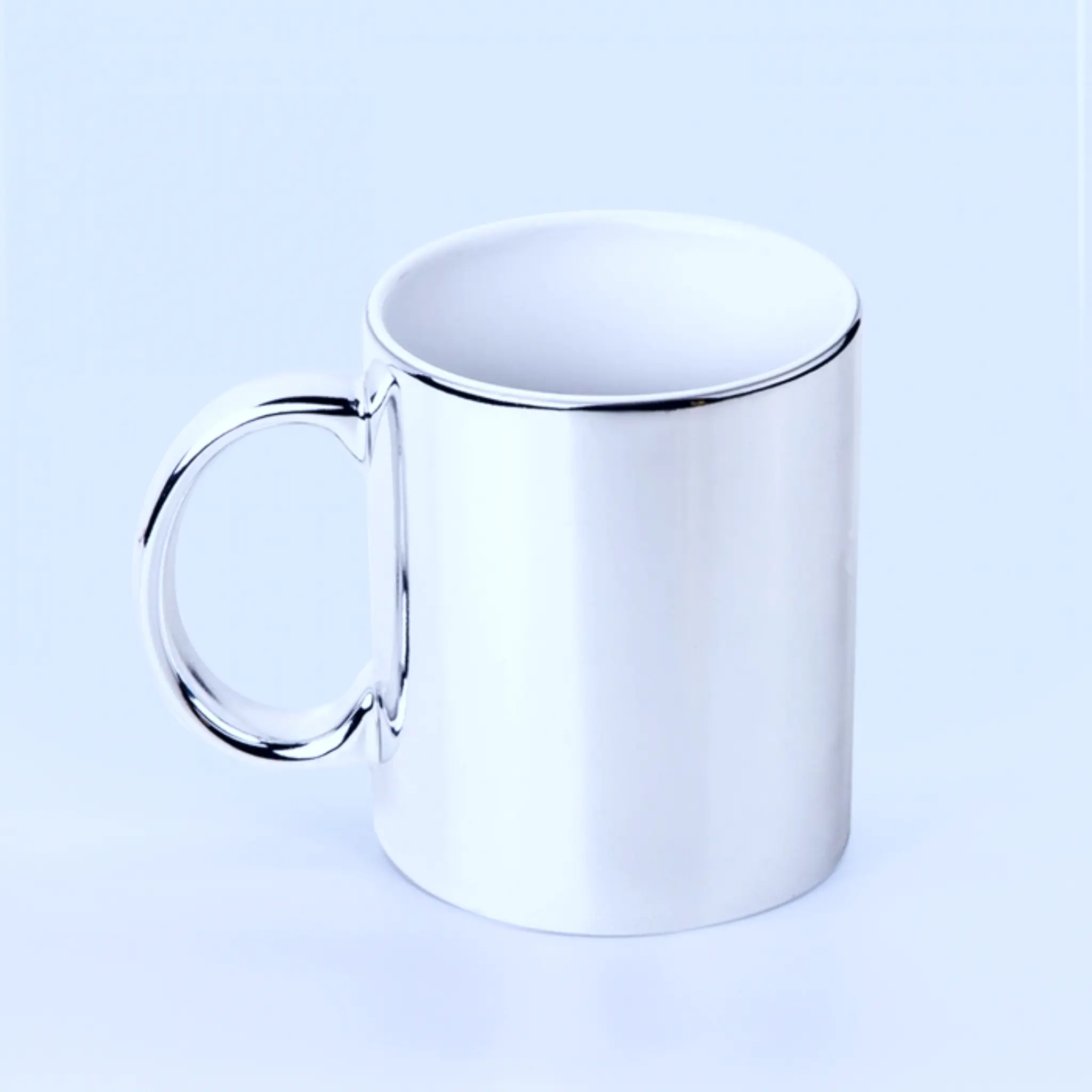 Tazón metálico plateado personalizado con acabado brillante. Imagen sin texto sobrepuesto.