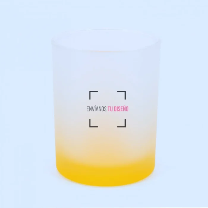 Vaso de color amarillo personalizado con tu diseño. Imagen de portada con frase decorativa.