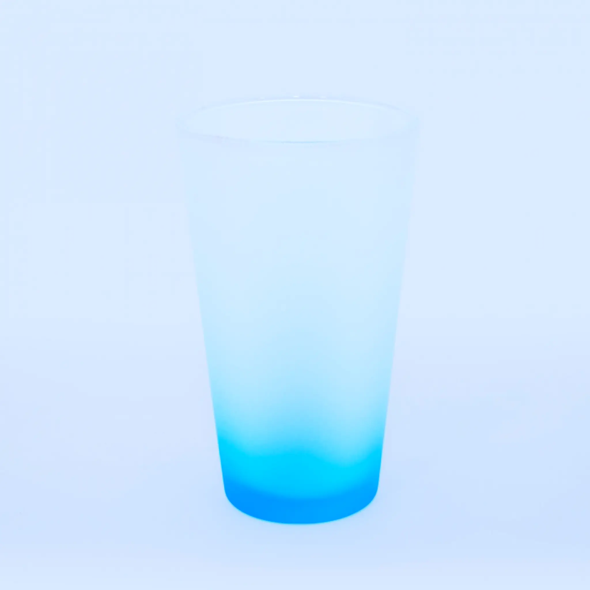 Vaso de vidrio empavonado color azul, personalizado a elección, vista de frente sin texto.