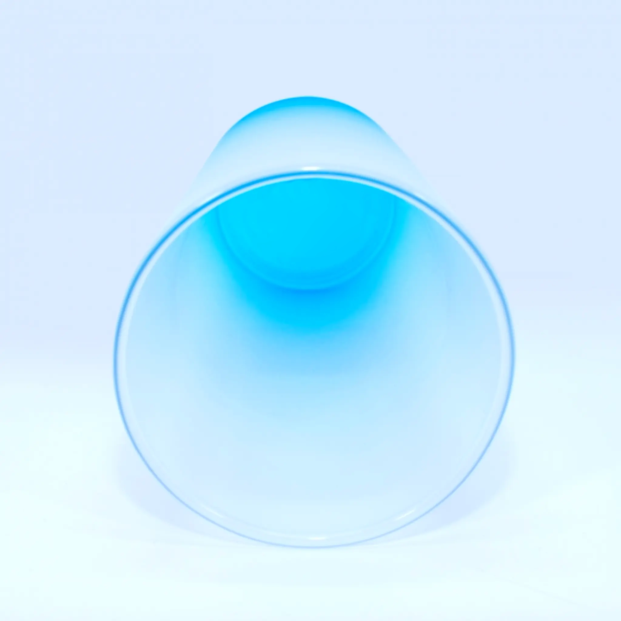 Interior del vaso de vidrio azul empavonado con forma cónica.