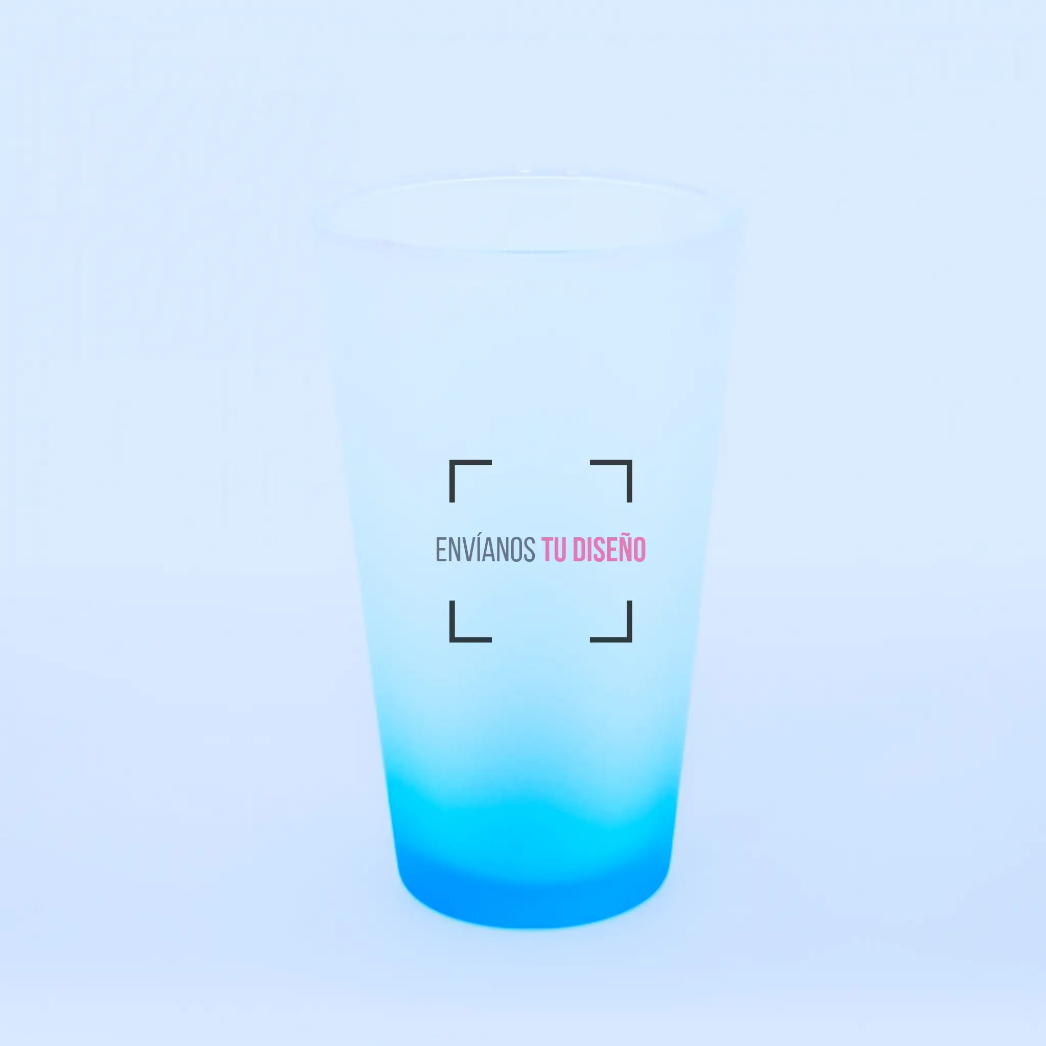 Vaso de vidrio azul empavonado con forma cónica, portada con la frase “envíanos tu diseño”.