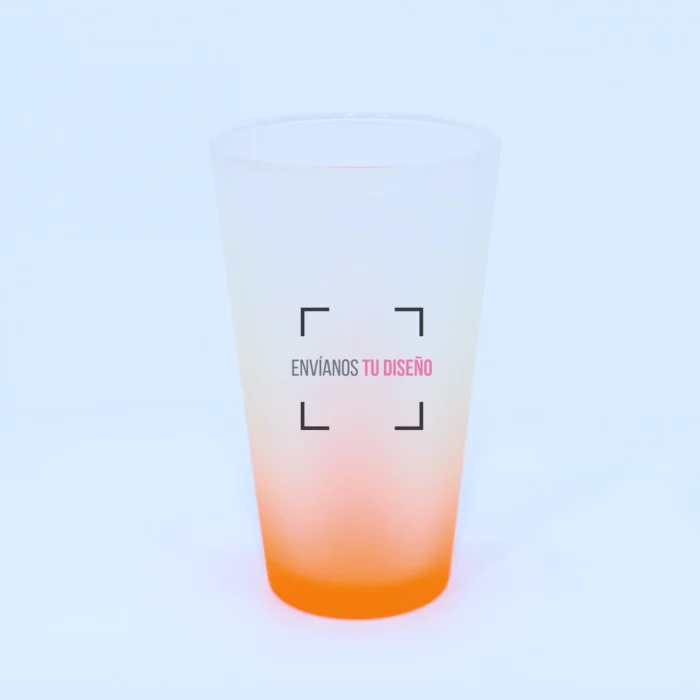 Vaso de vidrio naranjo empavonado con forma cónica, portada con la frase “envíanos tu diseño”.