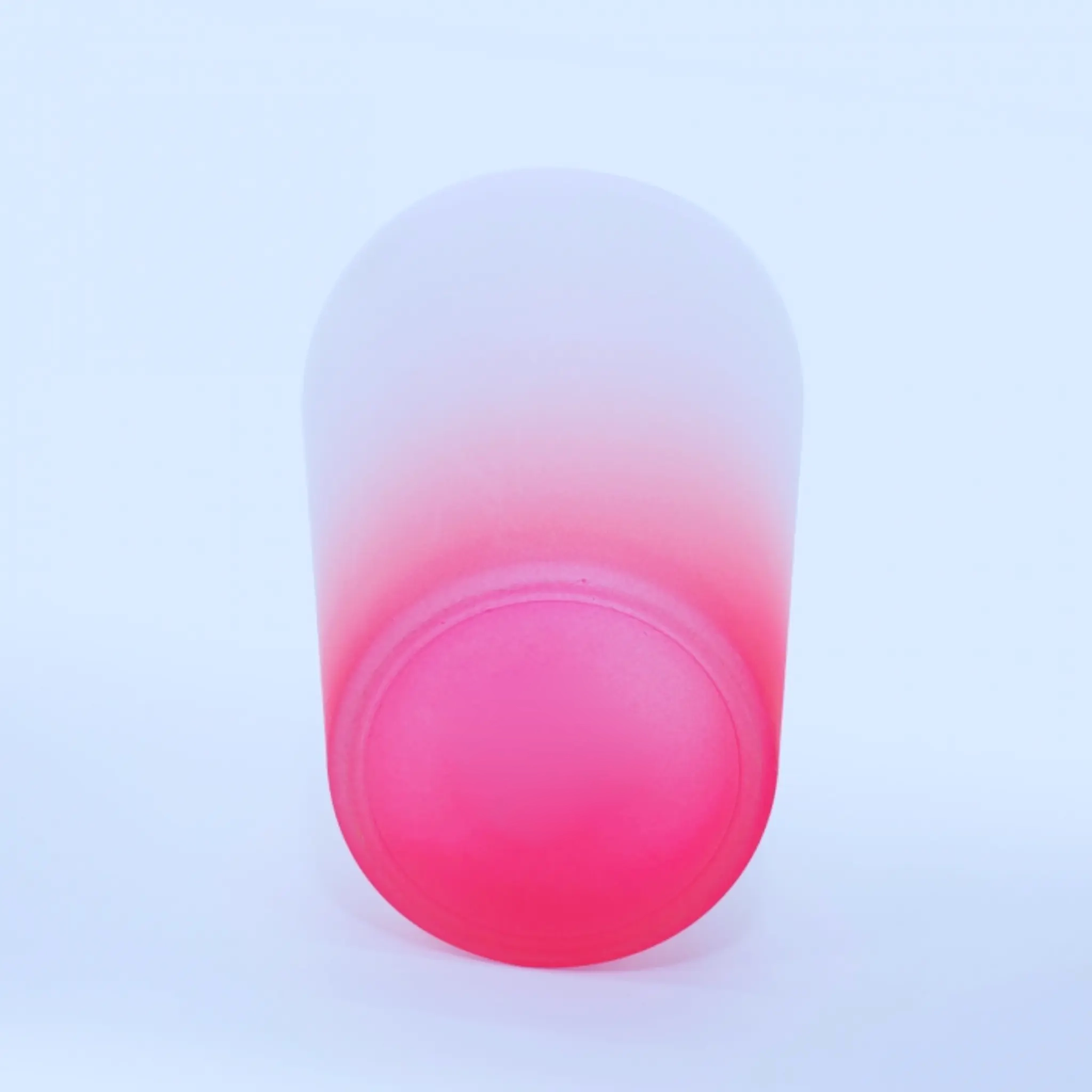 Base del vaso de vidrio rojo empavonado personalizado.