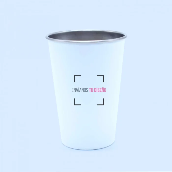 Vaso metálico personalizado en color blanco con la frase “envíanos tu diseño” sobrepuesta.